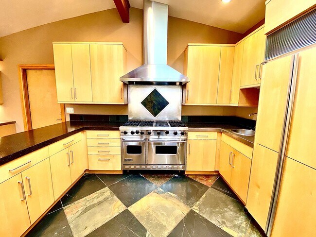 Building Photo - Stunning, 4 Bedroom, 3500 Square Foot, Highland's Home in Boise's North End