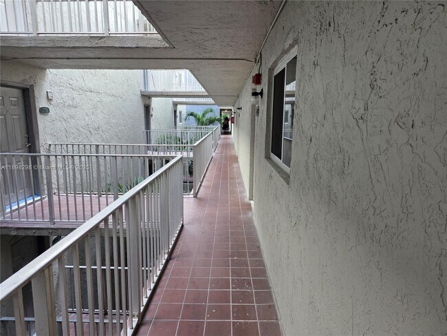 Building Photo - 10000 NW 80th Ct