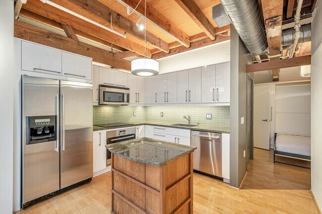Building Photo - 650 Delancey St