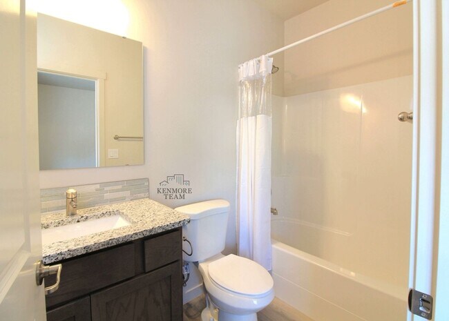 Building Photo - 3 Bedroom, 2.5 Bath Townhome in Central Kennewick