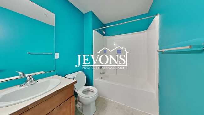 Building Photo - Experience this beautiful SeaTac single-family home with an equipped kitchen, high ceilings, near...