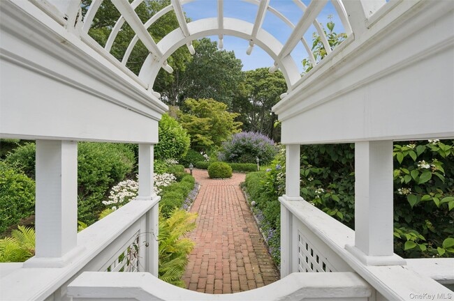 Building Photo - 20 Quogue St