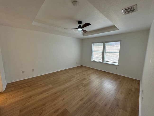 Building Photo - FREE RENT WITH QUICK MOVE IN UP TO NOVEMBER 1ST!!!  CUTE ONE STORY FEATURING WOOD STYLE VINYL PLA...