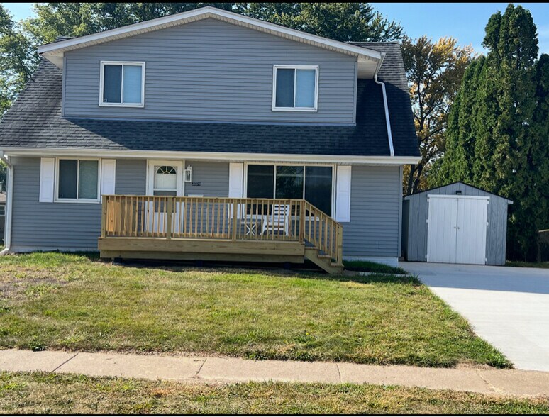 Primary Photo - 2009 Queens Dr