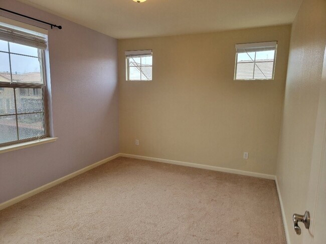 Building Photo - 3 Bedroom 3 bath house with a loft for rent in Folsom in the Parkway.  Solar & 240V Electric Car ...