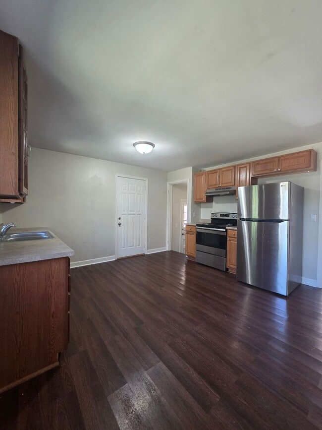 Building Photo - Spacious Three Bedroom!