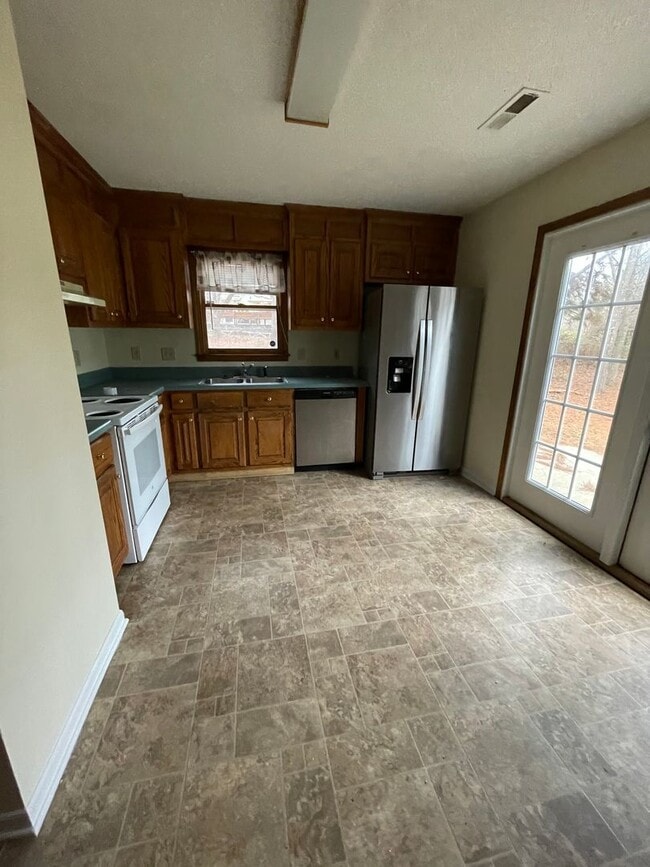 Building Photo - Lovely 2 bedroom 1.5 Bath  Townhome in Cit...