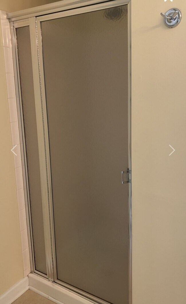 Building Photo - Nice end unit townhouse in waterfront comm...