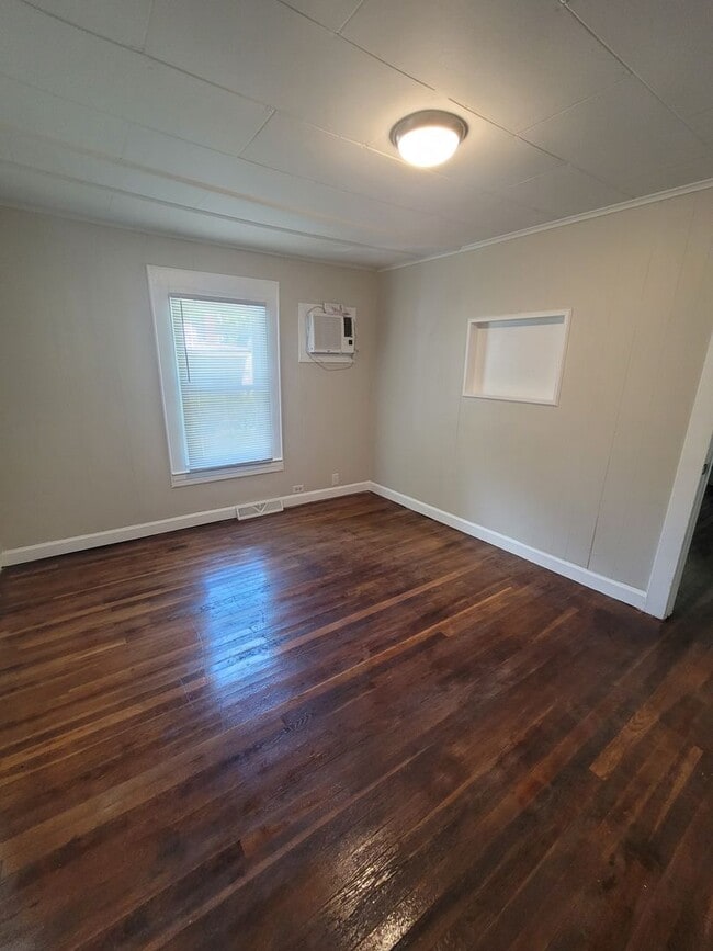 Building Photo - 320 Amhurst Ave