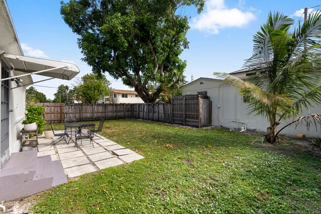 Building Photo - 548 NE 9th Ave