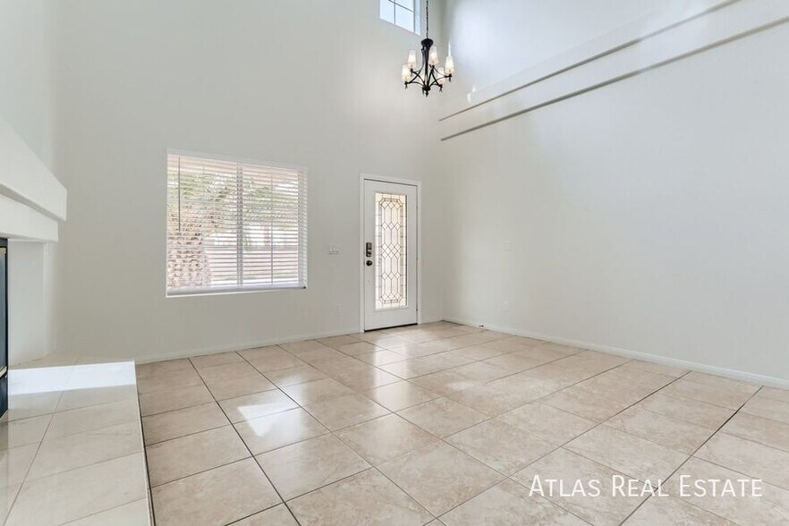 Building Photo - 10884 Royal Highlands St