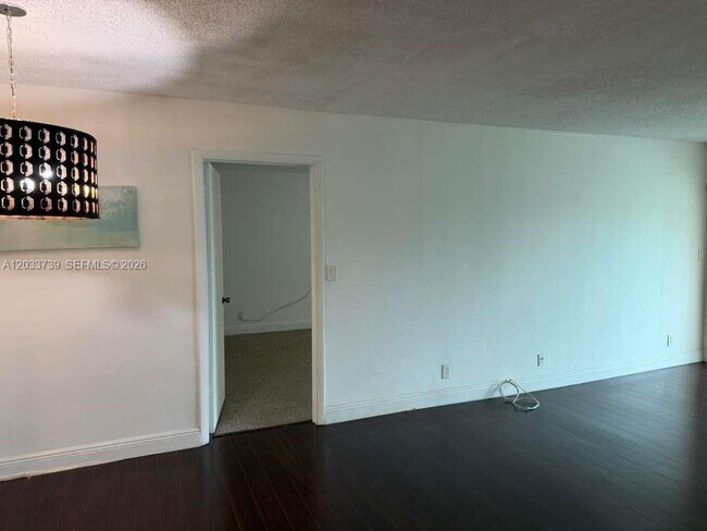 Building Photo - 140 Lakeview Dr
