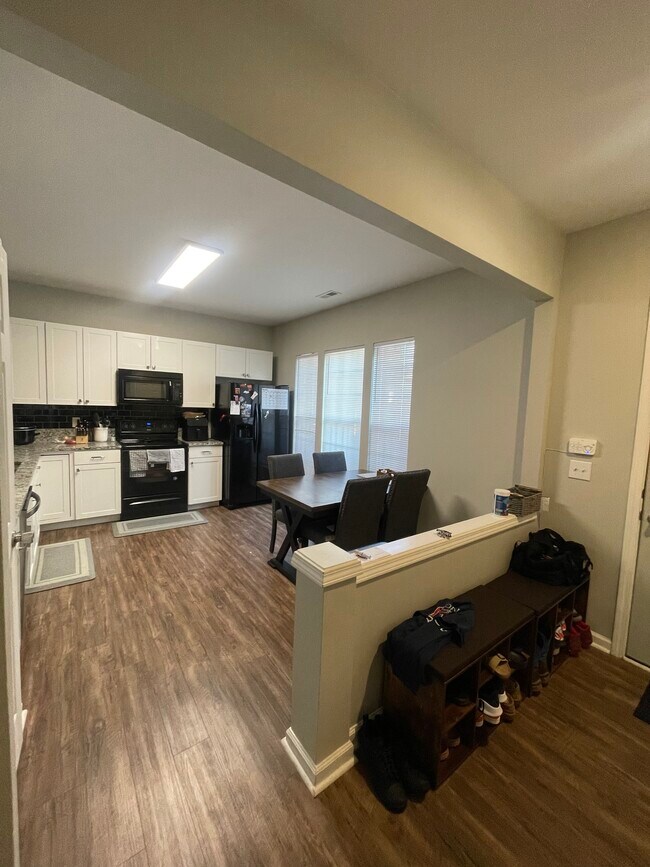 Building Photo - 412 Walnut Woods Dr
