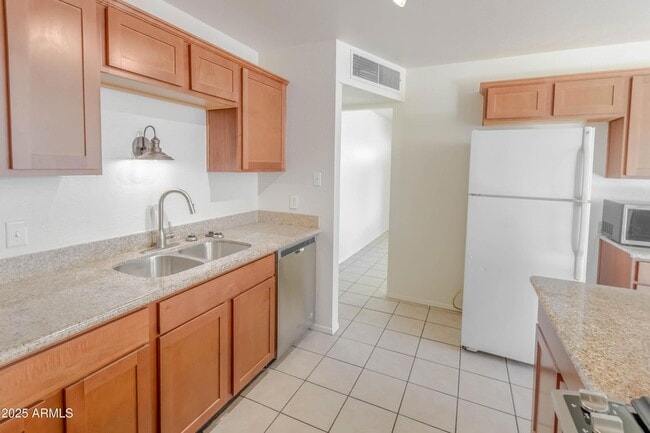 Building Photo - 7013 E Loma Land Dr