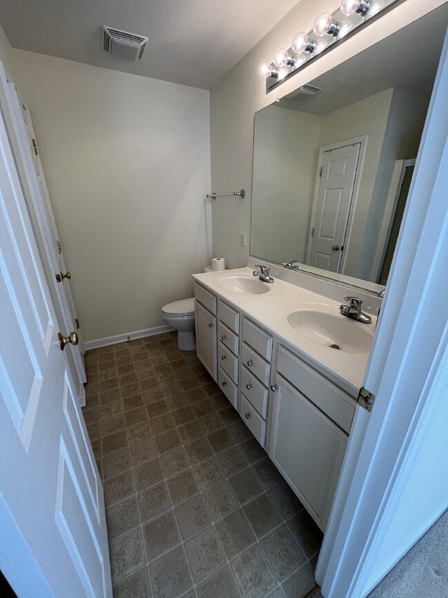 Building Photo - "Charming 3-Bed Townhouse with Granite Touches & Cozy Fireplace in Kernersville!"