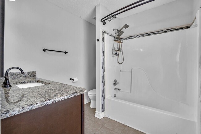 Building Photo - 3 Bedroom 2.5 Bathroom Home!