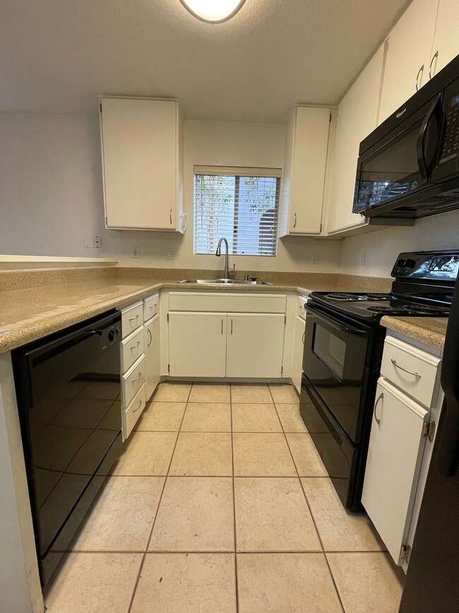 Building Photo - Fantastic 2br/2Ba Bottom Floor Condo in Th...