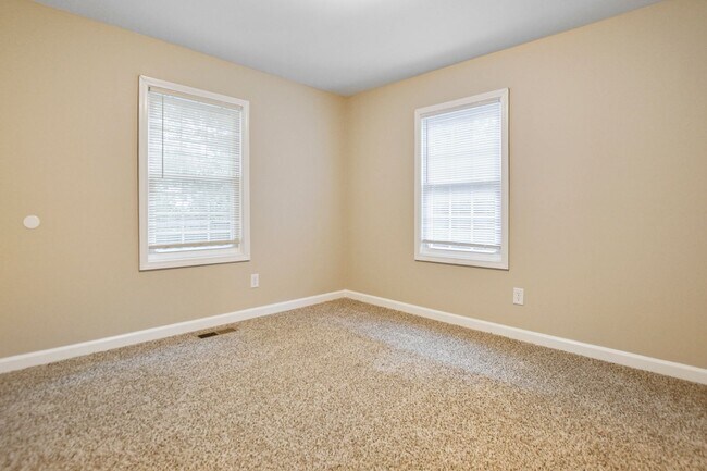Building Photo - Pet Friendly Three Bedroom!