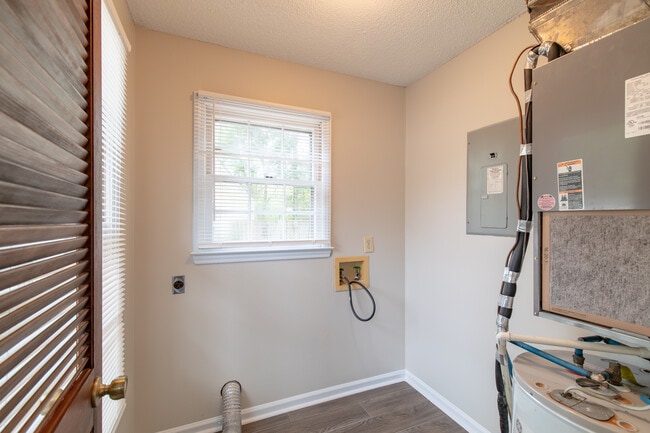 Building Photo - 1924 Greenstone Ct