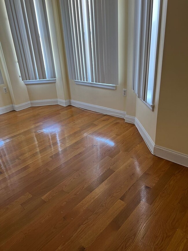 Building Photo - 2BR 1Bth unit. Great location! Must see!