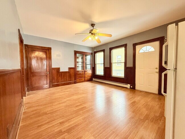 Building Photo - 603 Silver St