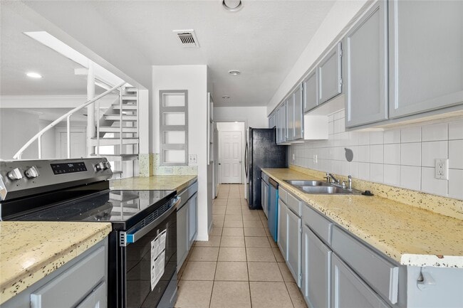 Building Photo - 6327 Lynkat Ln