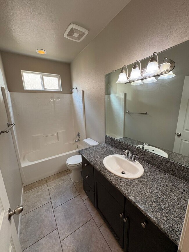 Building Photo - Lovely Clovis home Available Now!