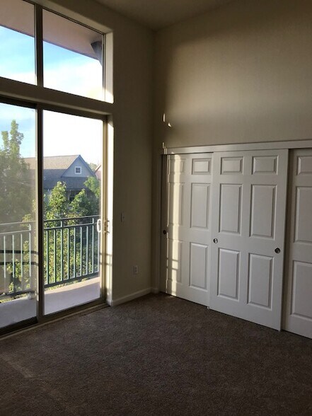 Building Photo - 3840 Martina Dr #205