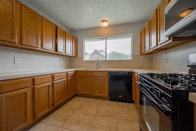 Building Photo - 3007 Cloverdale Dr