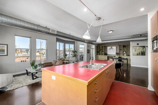 Building Photo - One bedroom, two bath corner unit in Baker with two balconies