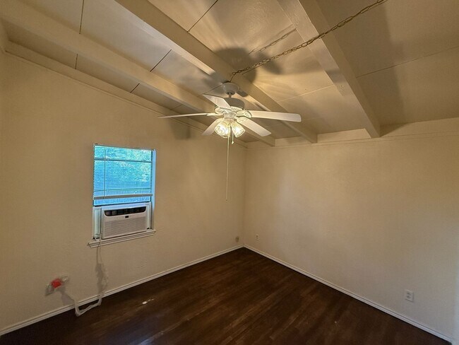 Building Photo - 2 Bed/ 1.5 Bath with a bonus area in Kille...
