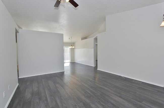 Building Photo - 725 E Wakely St