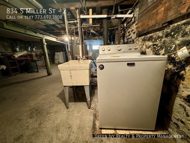 Building Photo - 834 S Miller St