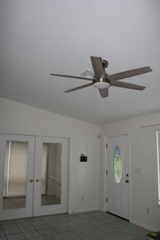 Building Photo - $500 OFF FIRST MONTHS RENT!