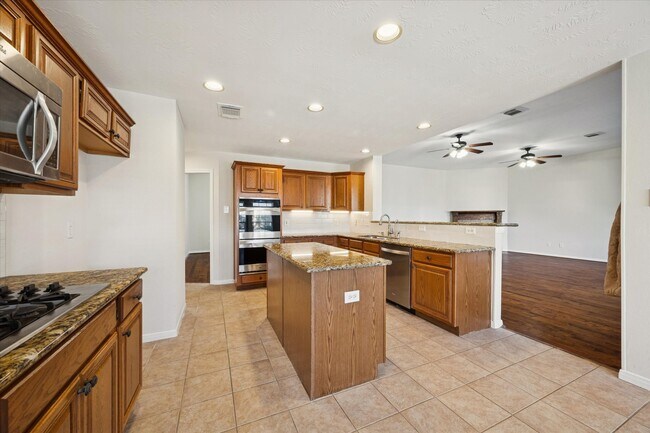 Building Photo - 501 Pine Bluff Dr