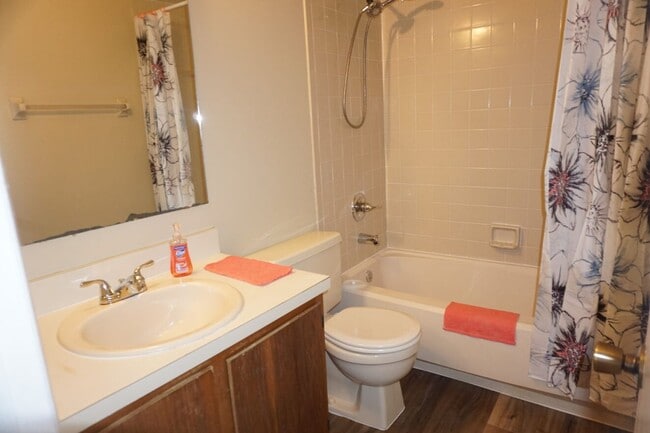 Building Photo - 2/2 townhome