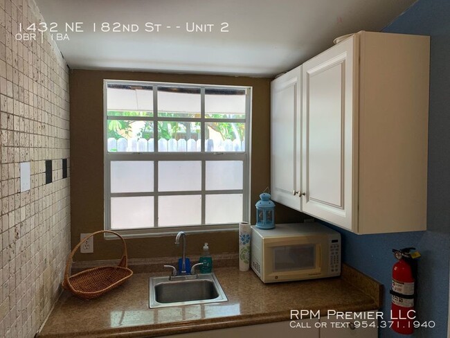 Building Photo - Efficiency in North Miami Beach