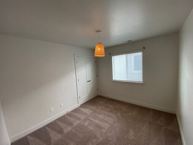 Building Photo - Beautiful House with basement apartment