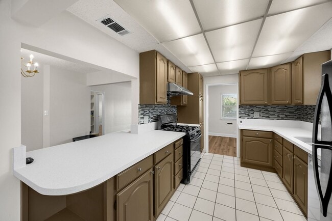 Building Photo - 3 Bed / 2 Bath Home with 2 Car Garage