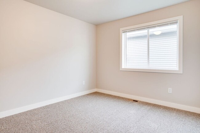 Building Photo - Modern 4-Bedroom Home in Moorhead