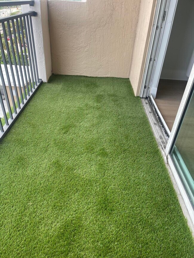 Building Photo - 616 Clearwater Park Rd