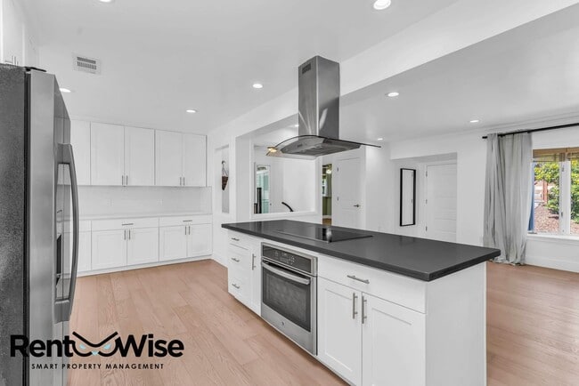 Building Photo - 16093 Selborne Dr