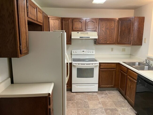 Building Photo - SUNDOWNER 2BD TOWNHOME w/ 1 CAR GARAGE