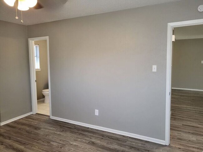Building Photo - 6708 Robindale Rd