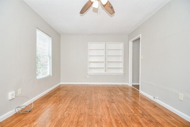 Building Photo - 2722 Wroxton Rd