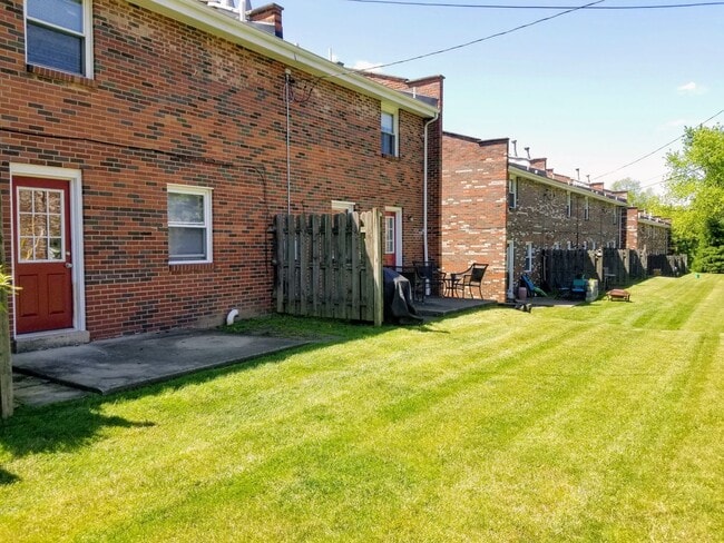 Building Photo - Tremendous Townhome in Plum with a Huge Pr...