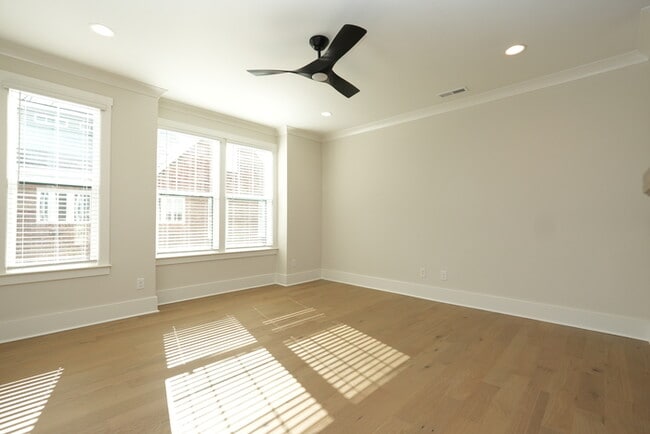 Building Photo - A beautiful home with 4 beds and 3 bath in...