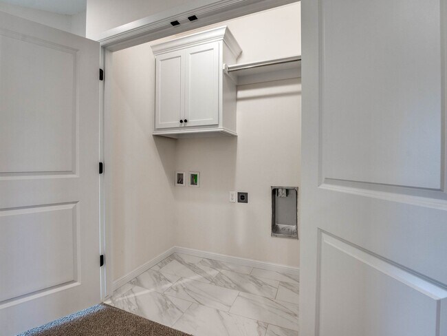 Building Photo - Luxury, Zero Maintenance Living in Edmond!