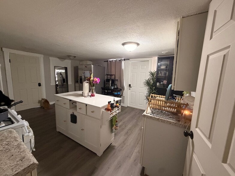 Building Photo - 366 Quinnipiac Ave