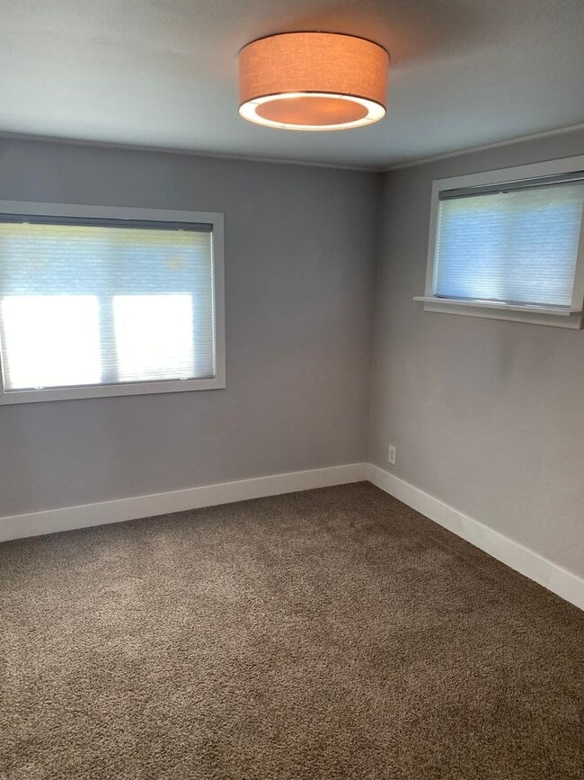 Building Photo - Fresh and bright!! 3 bedroom, 1 bath on la...
